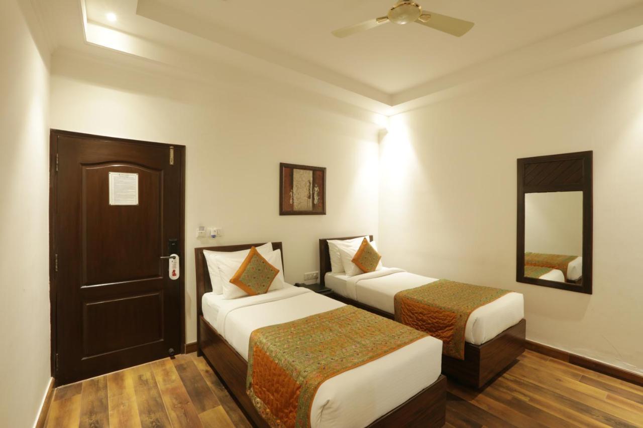 Airport Hotel Le Seasons Нью-Дели Экстерьер фото