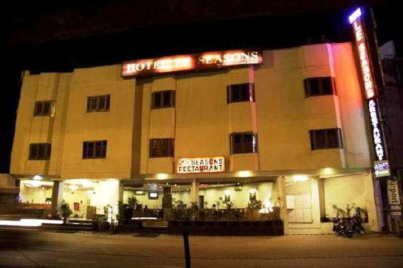 Airport Hotel Le Seasons Нью-Дели Экстерьер фото