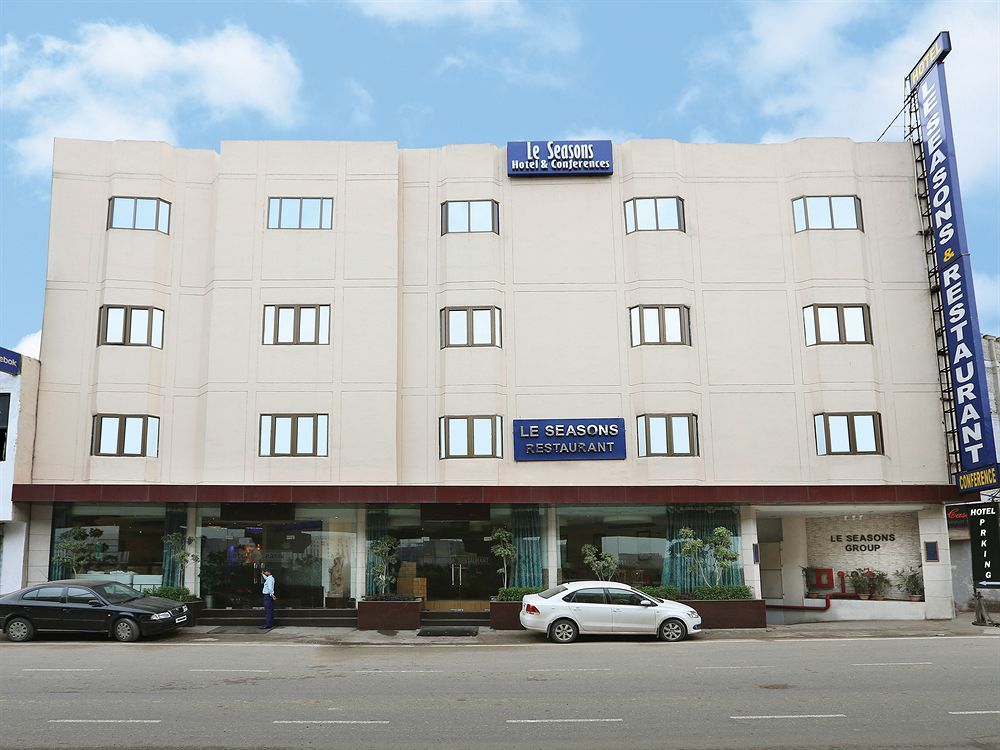Airport Hotel Le Seasons Нью-Дели Экстерьер фото